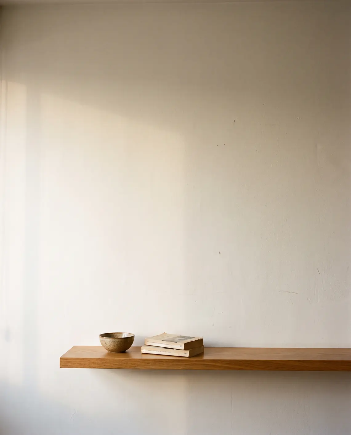 Pared de una sala con una repisa de roble